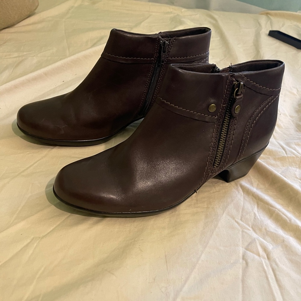 Clarks bendables zip ups size 9